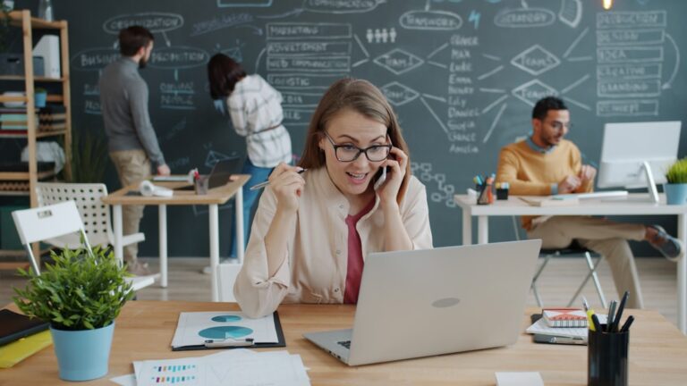 Mulher Comemorando O Sucesso Durante Uma Chamada De Negocios PwT 9ZFCVRA