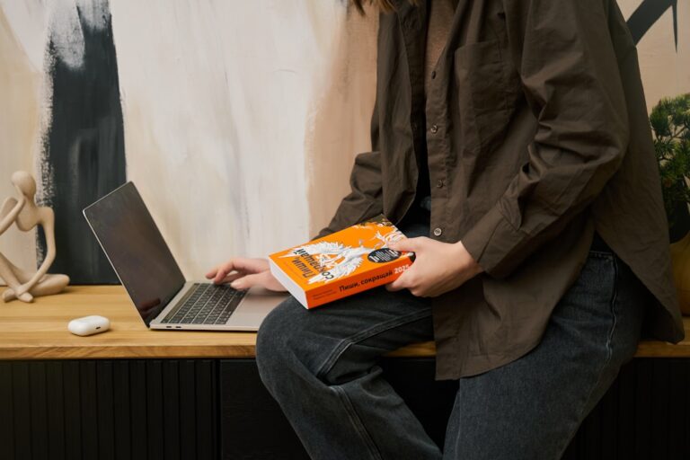 Uma Pessoa Sentada Em Uma Mesa Com Um Laptop 4Z2fS74bqJk