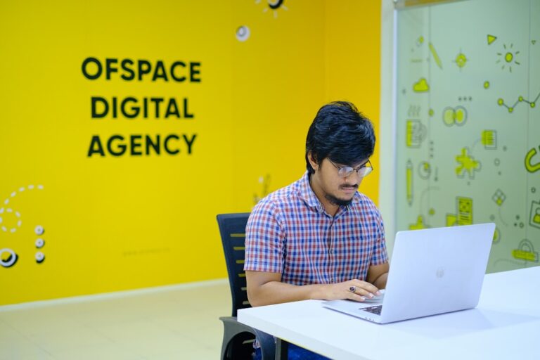 Homem Na Camisa Social Xadrez Azul E Branca Sentado Na Cadeira Preta f7xpm3HEmBc