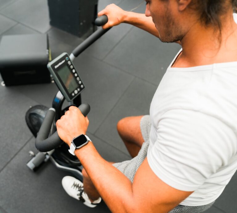 Um Homem Sentando Ligado Um Bicicleta Ergometrica Estacionario a7qE4RBYzJM