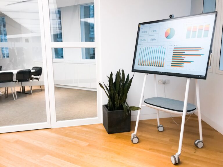 Monitor De Tela Plana No Suporte Ao Lado Da Parede bXBTjpjgidM