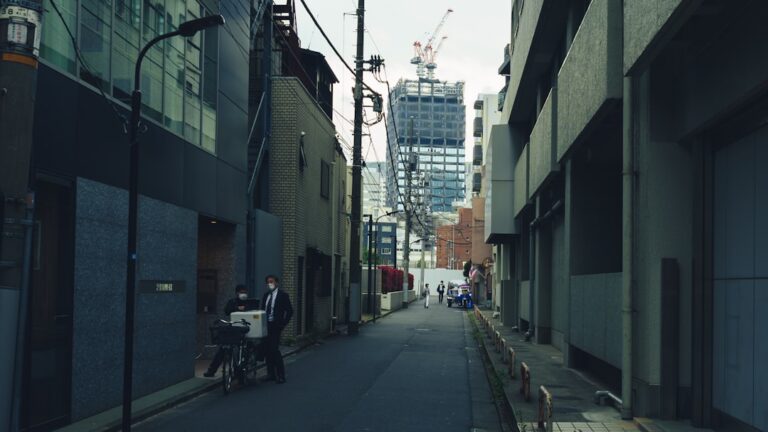 Beco Estreito Com Edificios E Obras Ao Longe fa71hOJyilU