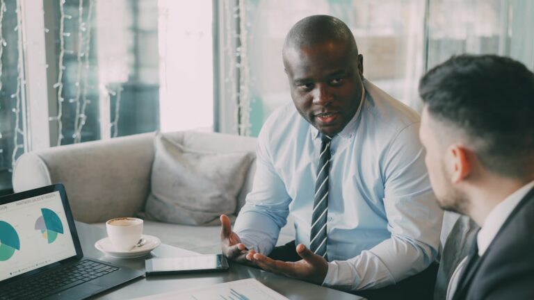 Dois Homens Negocios Discutindo Graficos Em Um Cafe 3GYbi64gEB4