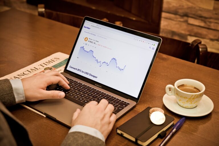 Uma Pessoa Que Usa Um Laptop Em Uma Mesa De Madeira eU0_WaYSaOA