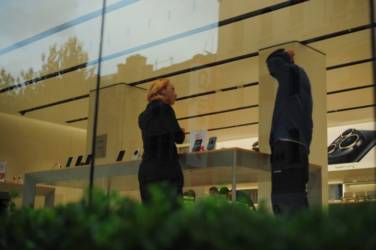 Duas Pessoas Conversando Dentro De Uma Loja e8YqGBHO2I4