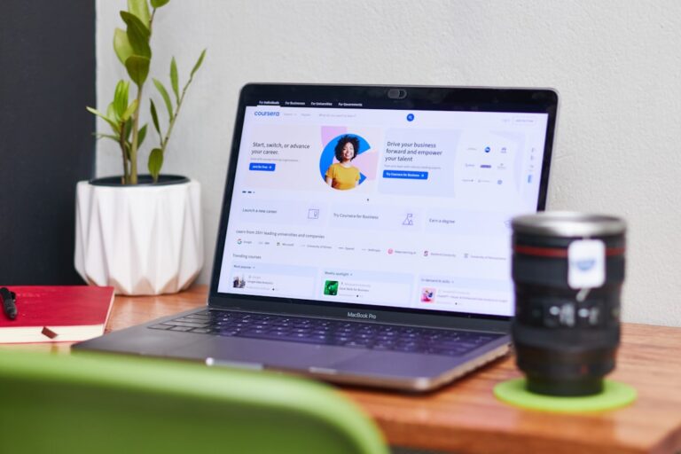 Laptop Exibindo Uma Pagina De Perfil Com Uma Planta CAAFsWZT9cY