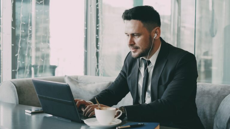Homem De Terno Trabalhando No Laptop Com Cafe Iyz9Ai55xCE