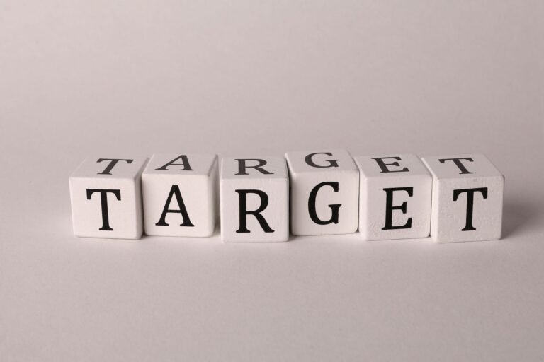 White cubes spelling 'TARGET' on a neutral background, ideal for business or marketing concepts.