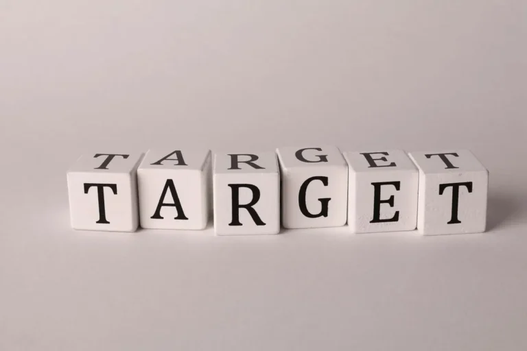 White cubes spelling 'TARGET' on a neutral background, ideal for business or marketing concepts.