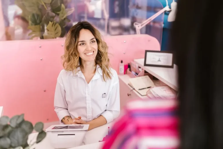 Quem deve atender os leads da academia: a recepção ou uma equipe comercial?